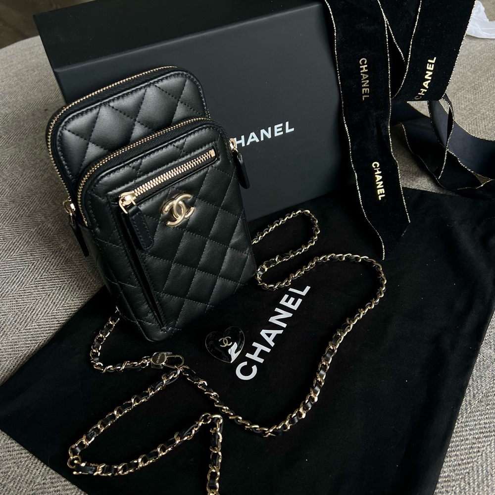 Chanel Black Quilted Phone Holder with Gold Chain - Picture 4 of 10